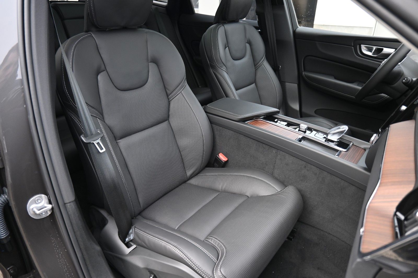 Fahrzeugabbildung Volvo XC60 B4D AWD Ultimate Dark*STDHZG*B&W*LUFT*ACC