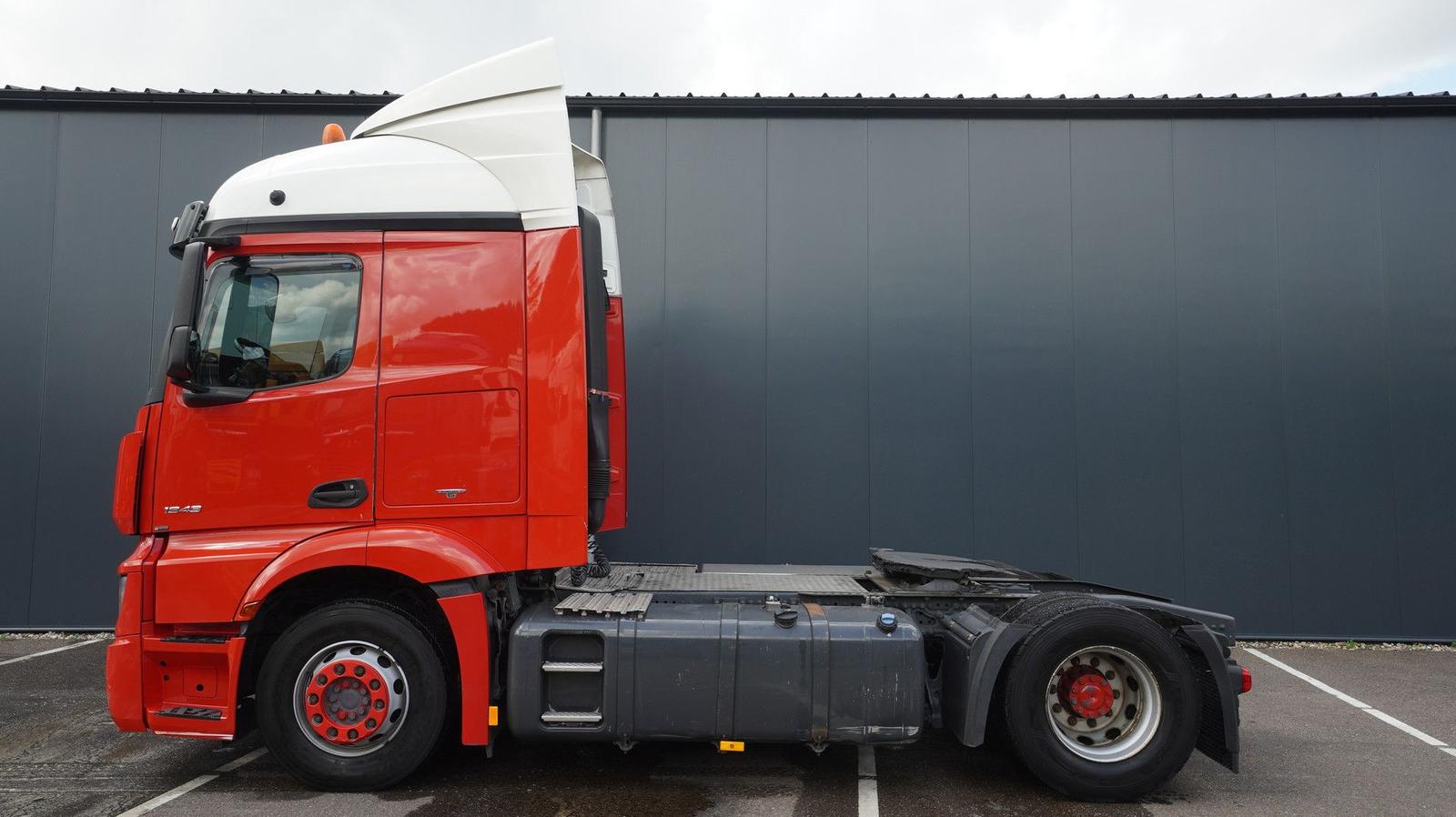 Mercedes-Benz Actros 1943 tractor unit