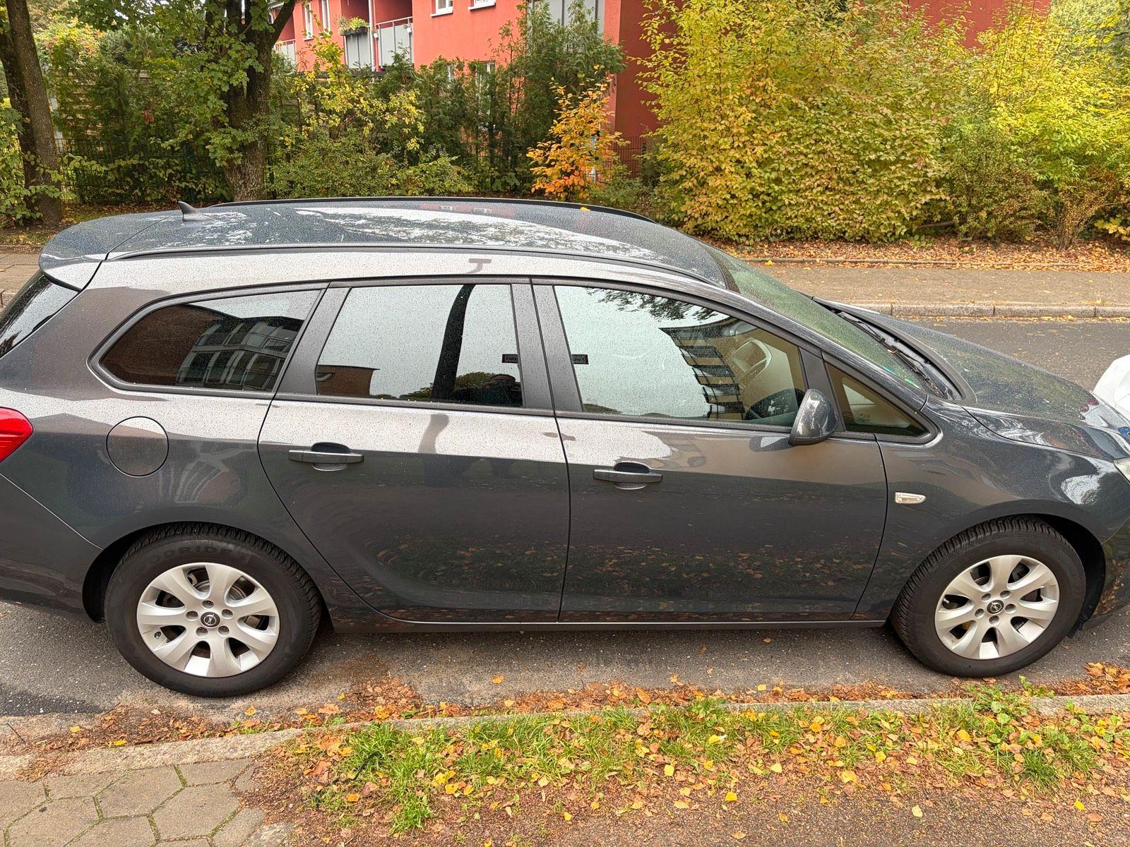 Opel Astra 2014 — interior