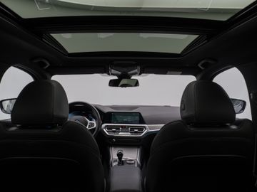 Fahrzeugabbildung BMW 330e M Sport Panorama Kamera HUD DAB HiFi Komfor