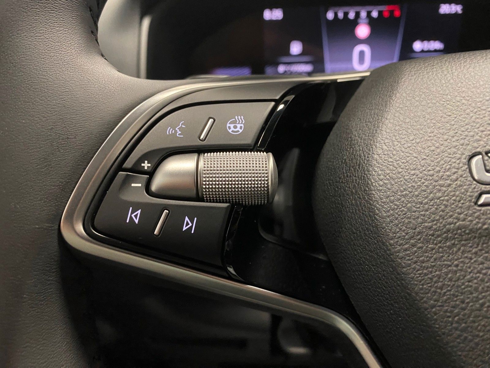 Fahrzeugabbildung SKODA Karoq 1.5 TSI DSG Selection+AHK+KAMERA+16"ALU+BC