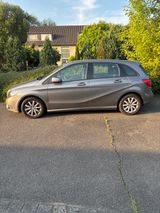 Mercedes-Benz B 180 - - Mercedes-Benz B 180 in Köln