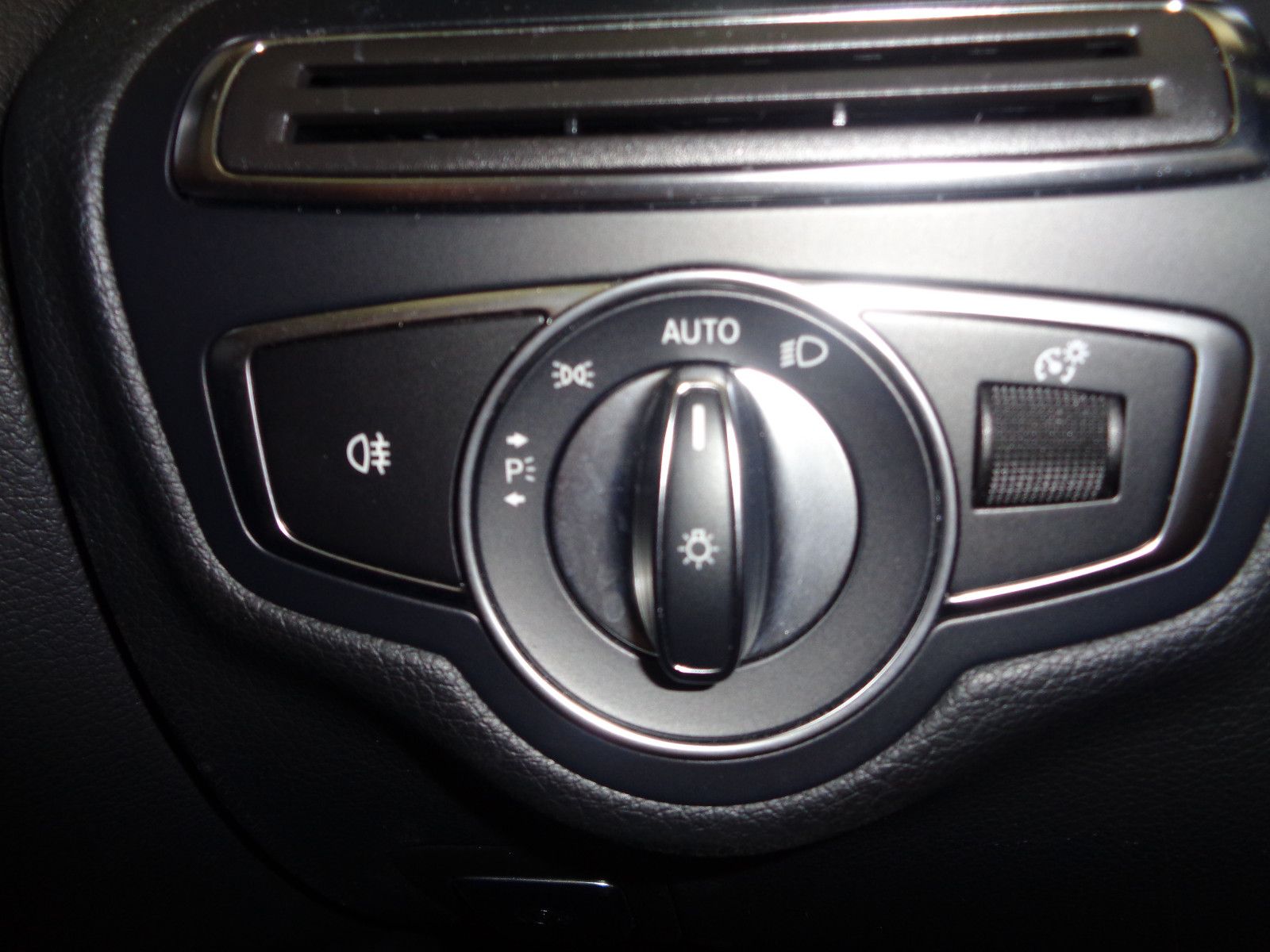 Fahrzeugabbildung Mercedes-Benz C 180 Lim / NAVI / LED / SCHECKHEFT / Automatik