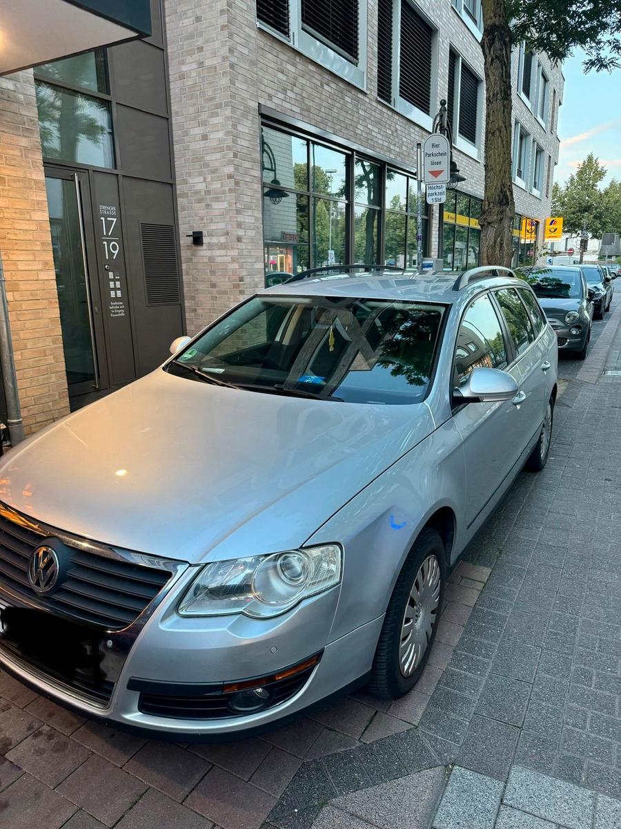 Volkswagen Passat 2010 — rear view