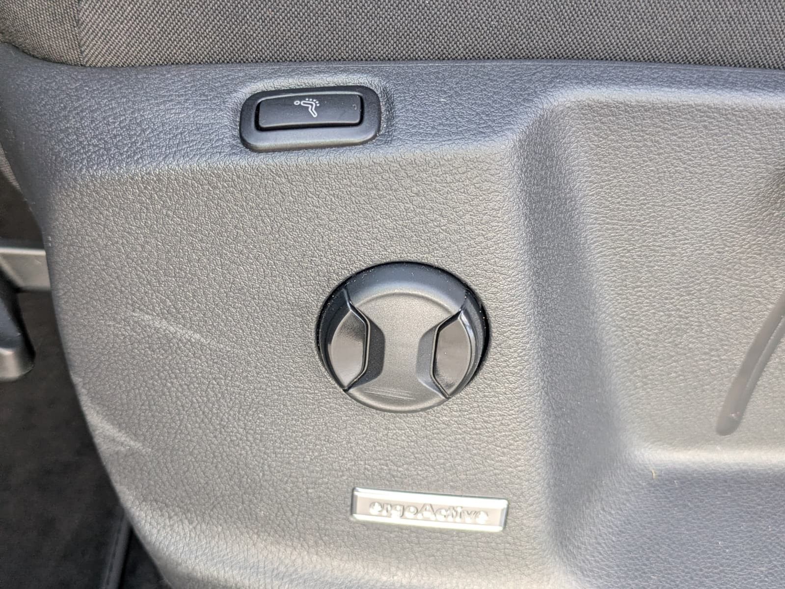 Fahrzeugabbildung Volkswagen Touran 2.0 DSG R-Line High BLACK Pano 7Si IQ AHK