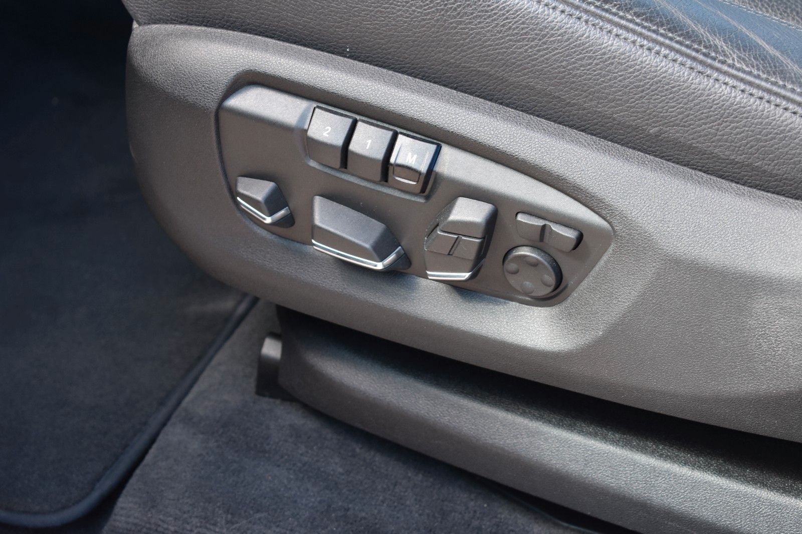 Fahrzeugabbildung BMW X5 40d xDrive M Sport Keyless Pano Kamera LedHUD