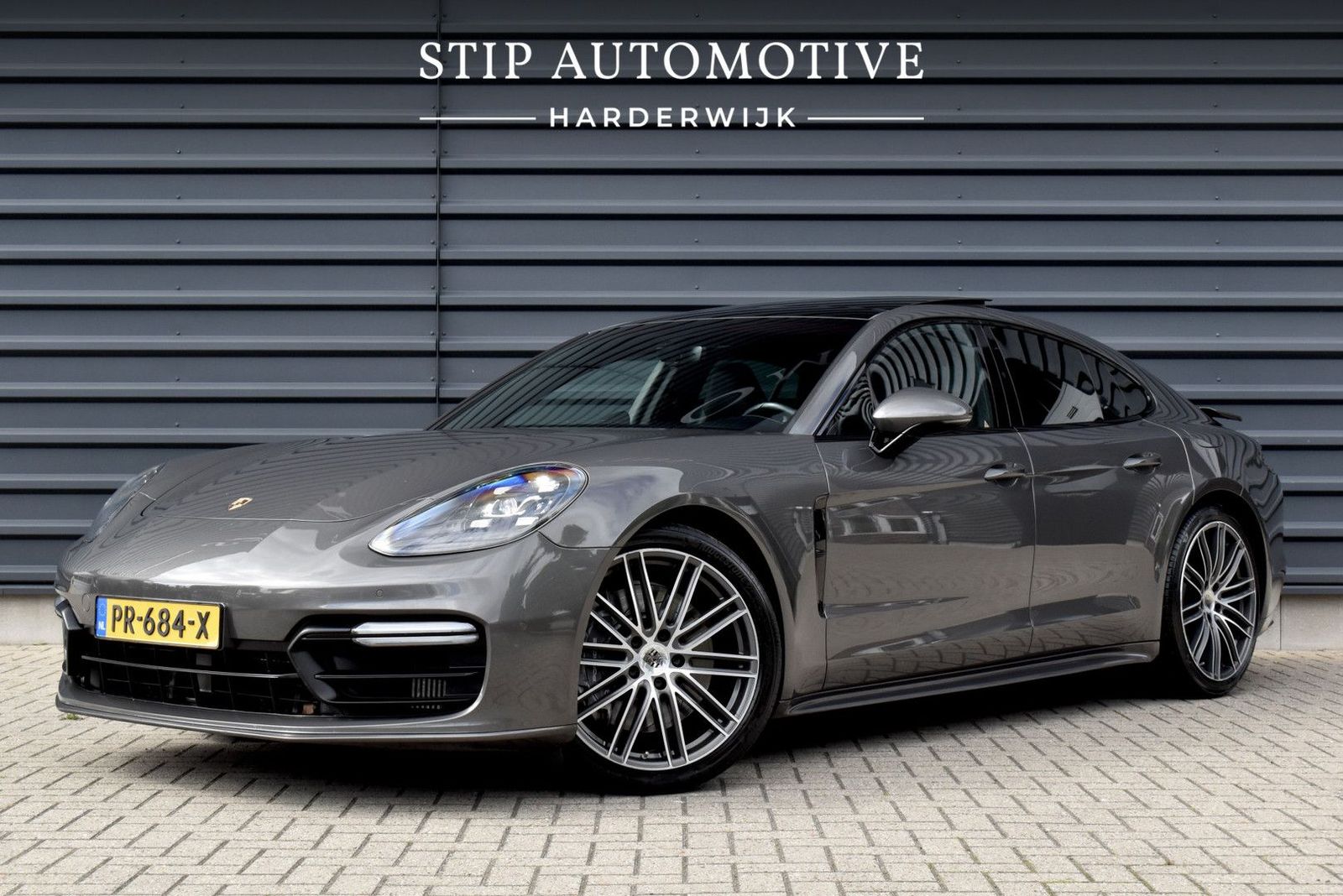 PORSCHE Panamera