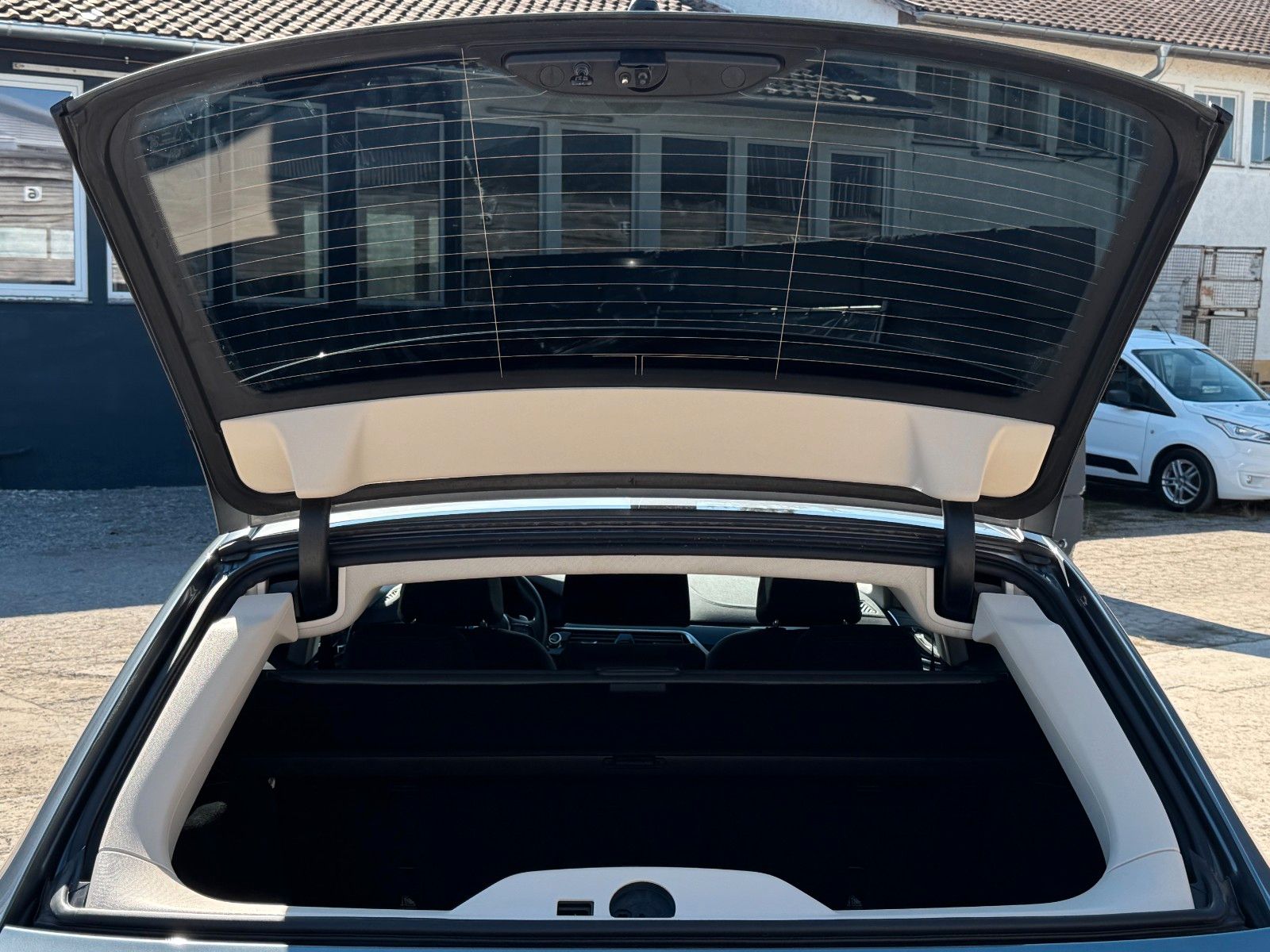 Fahrzeugabbildung BMW 520i Touring Luxury Line Pano Leder HiFi CAM AHK