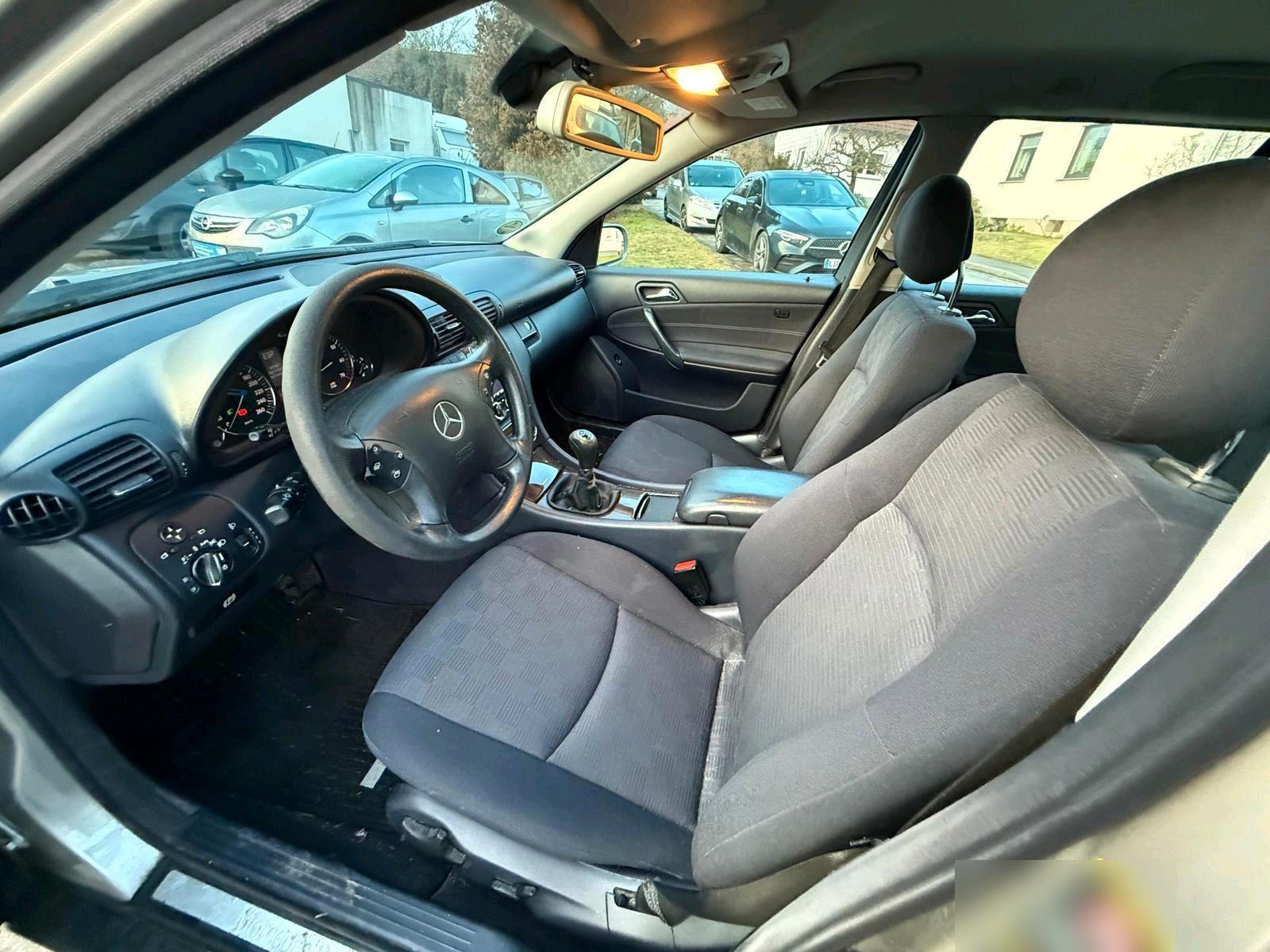 Mercedes-Benz C180 2004 — interior