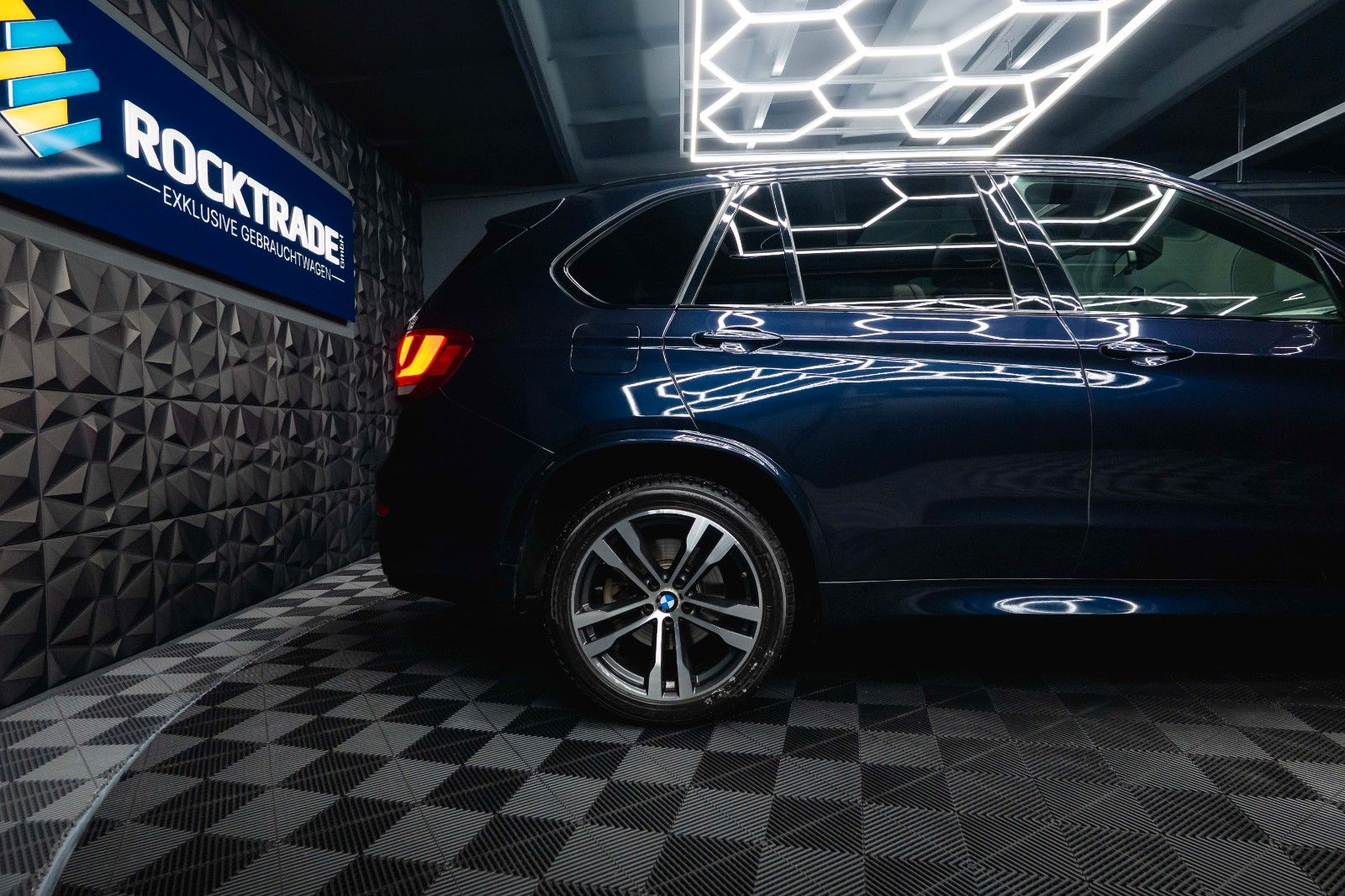 Fahrzeugabbildung BMW X5 M50d Performance *Pano*CarPlay*DAB*360°*  19%