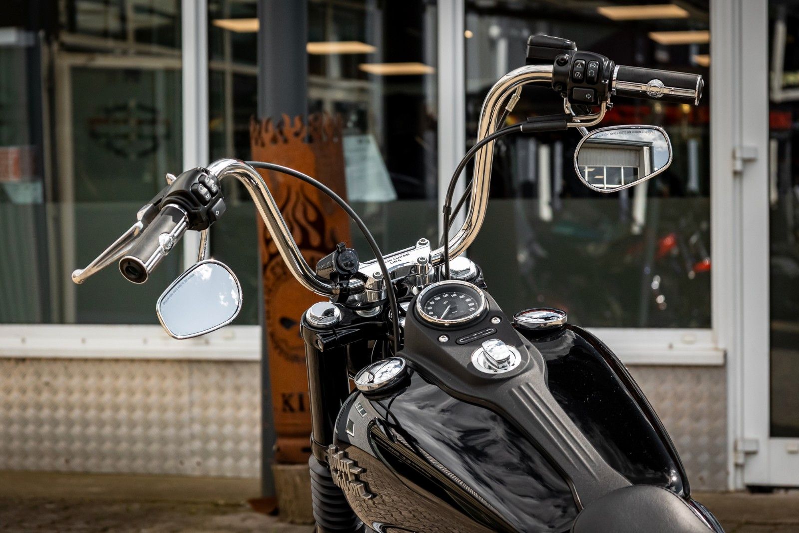 Fahrzeugabbildung Harley-Davidson DYNA STREET BOB FXDB 103 - Vorverlegte Fußrasten