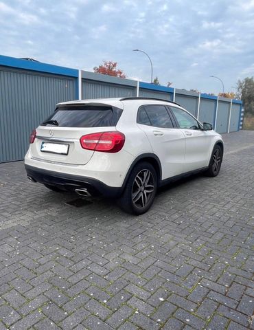 MERCEDES-BENZ GLA 200 Urban Night Paket | Bi-Xenon | Tempomat 