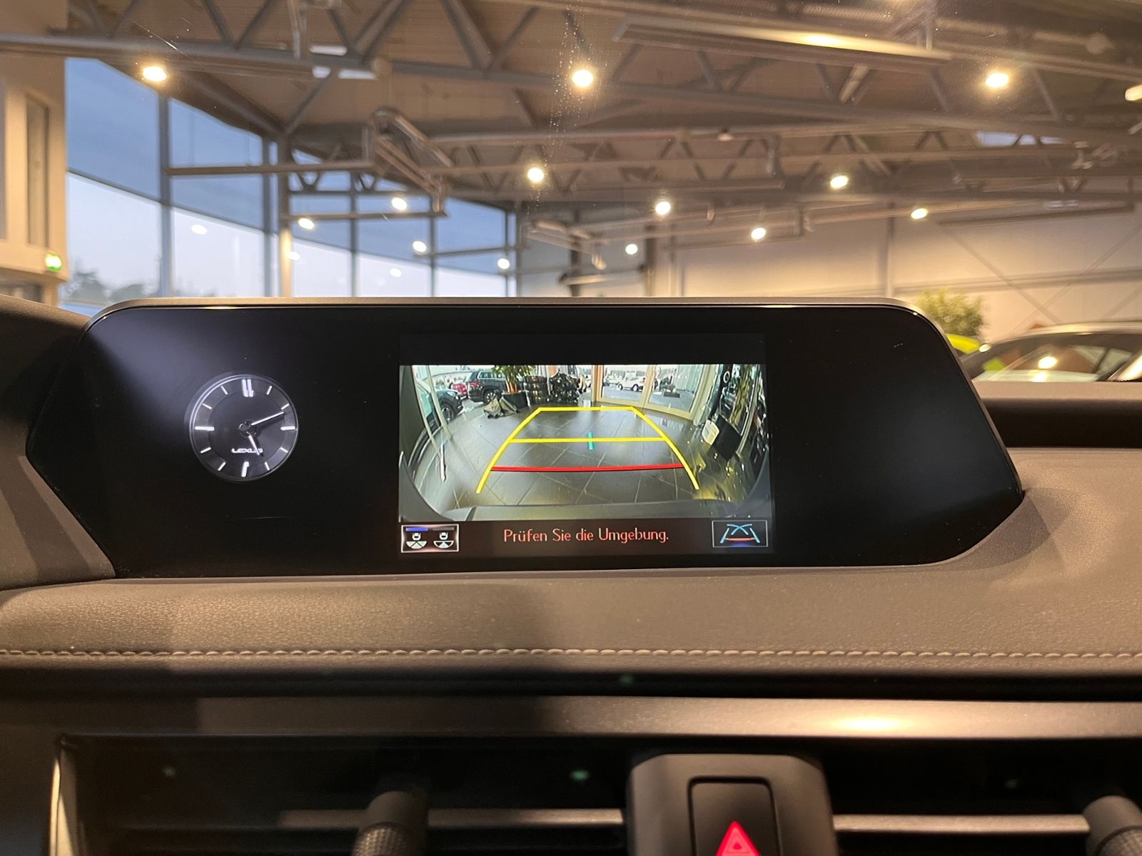 Fahrzeugabbildung Lexus UX 250h Launch Edition LED NAV SHZ PDC RFK 17"