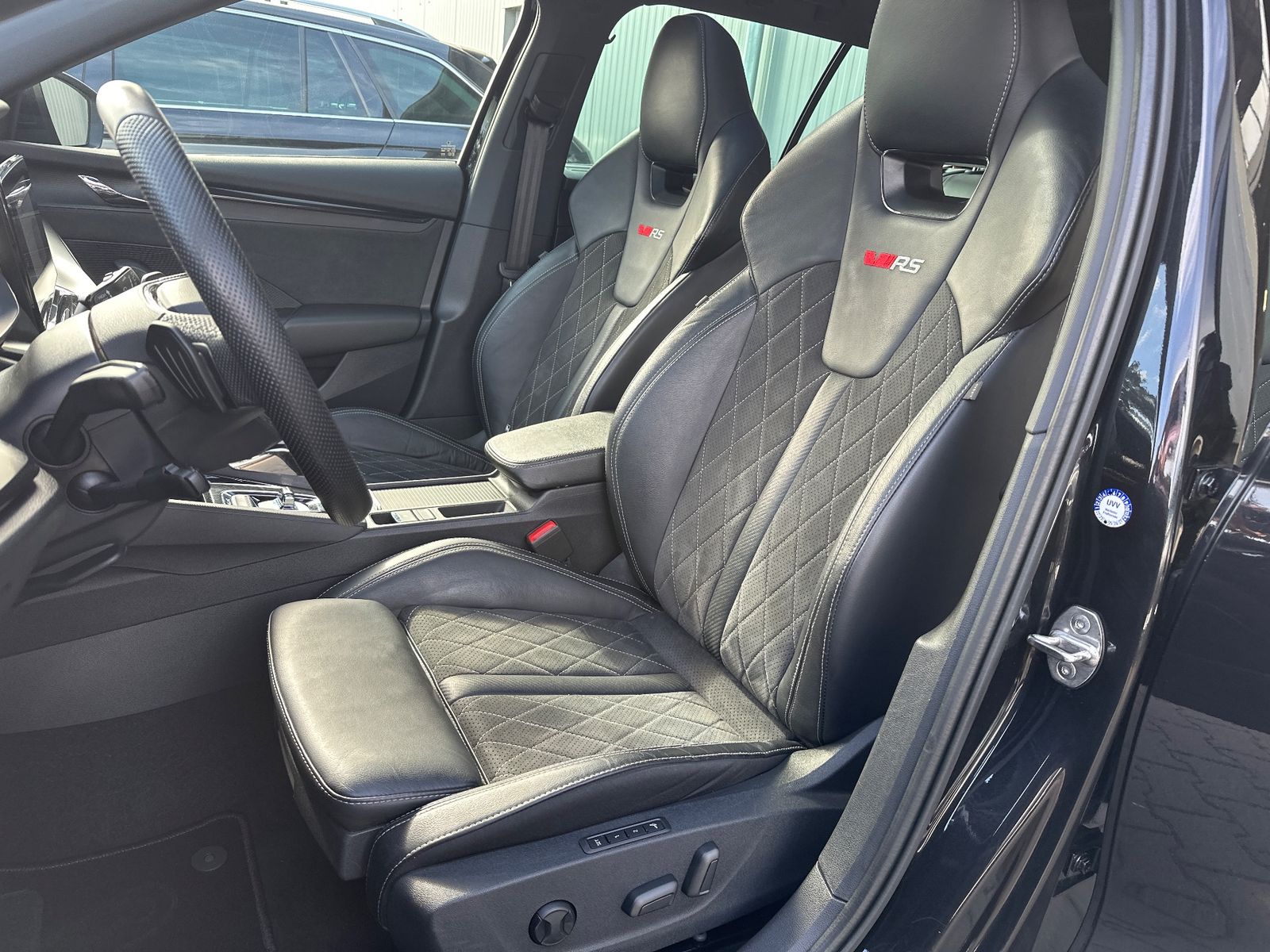 Fahrzeugabbildung SKODA Octavia Combi 2.0 TDI RS 4x4 NAV+LED+PANO+KAMERA