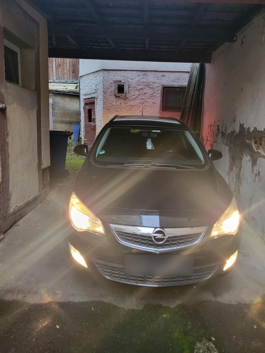 Opel Astra 2011 — rear view