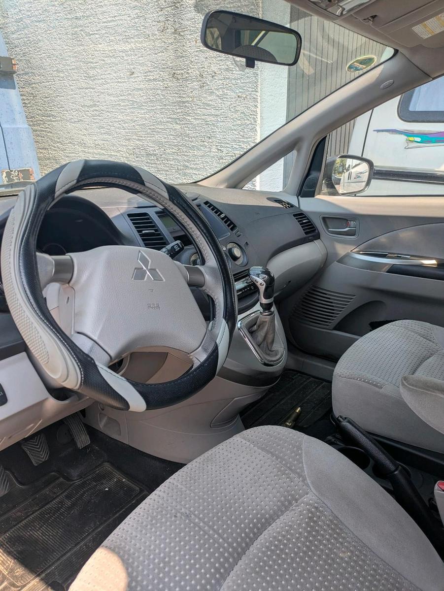 Mitsubishi Grandis 2005 — салон