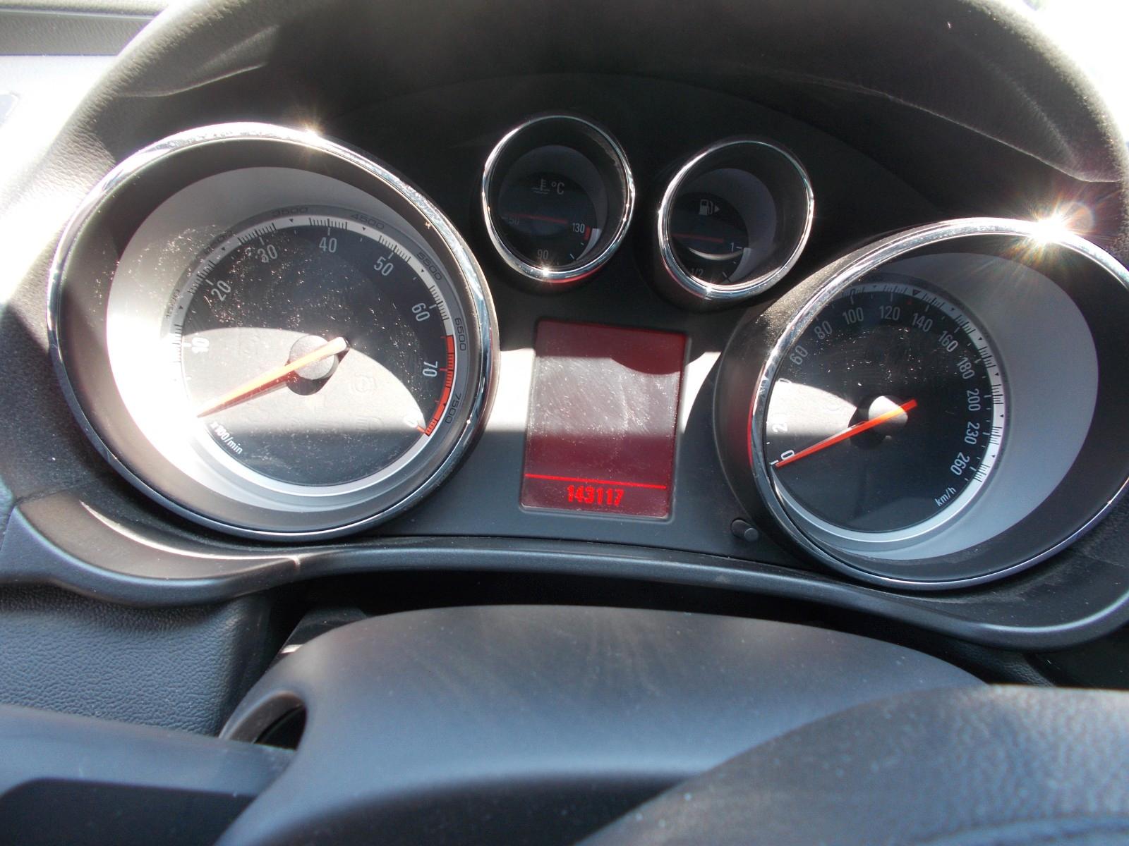 Opel Insignia 2011 — photo 12