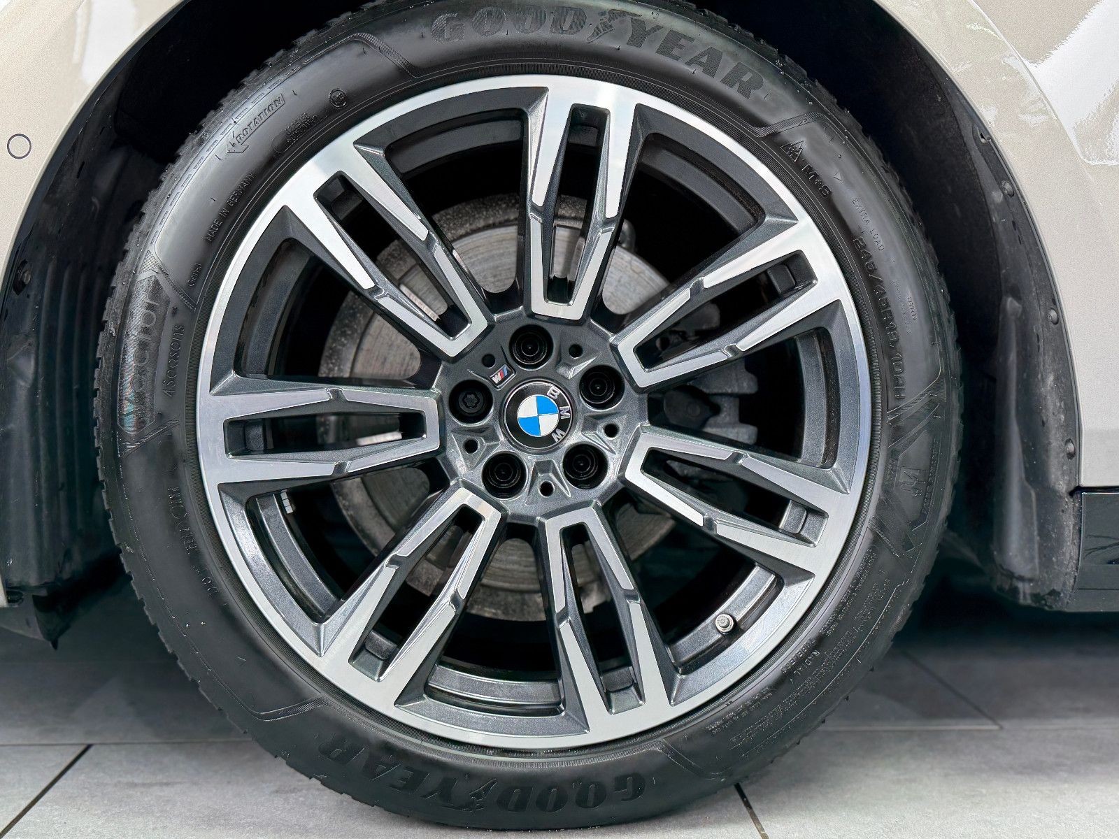 Fahrzeugabbildung BMW 520i M SPORT|H&K|360°|INDIVIDUAL|GESTIK|SHADOW