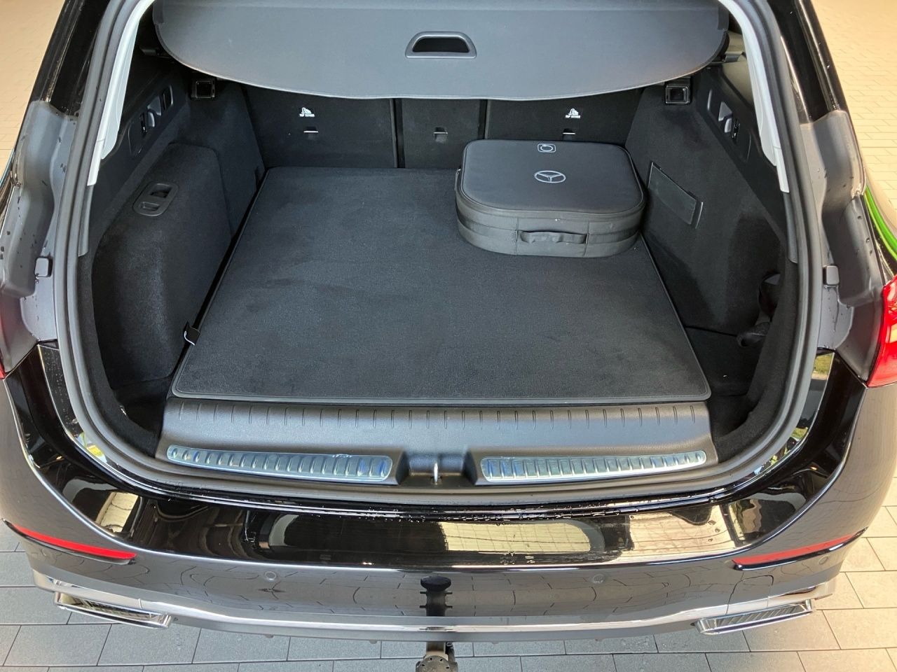 Fahrzeugabbildung Mercedes-Benz C 300 e T AMG+AHK+AMBIENTE+LENKRADHEIZ+19''+