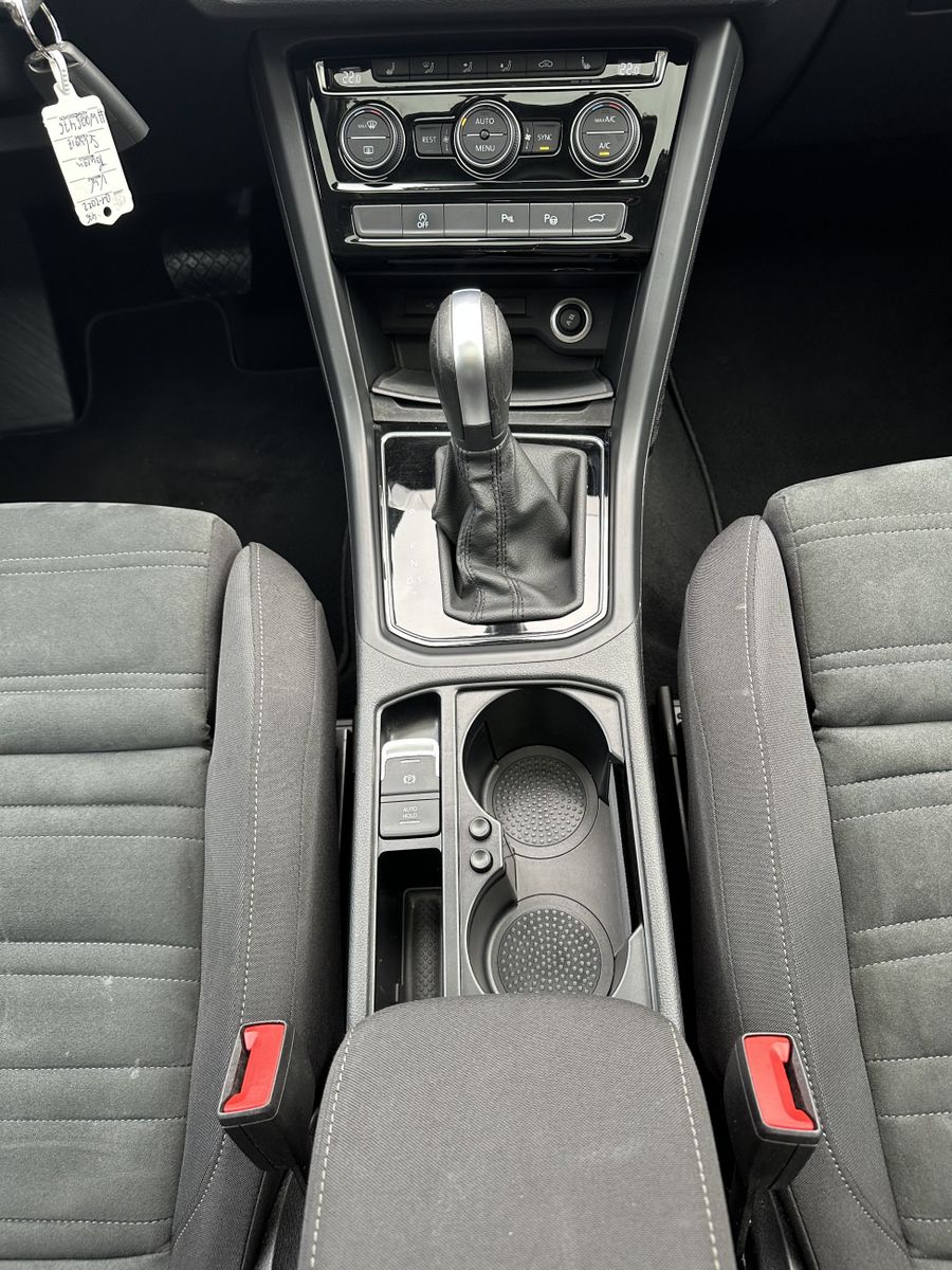 Fahrzeugabbildung Volkswagen Touran 2.0 TDI DSG Highline NAV+LED+ACC+PANO+KAM