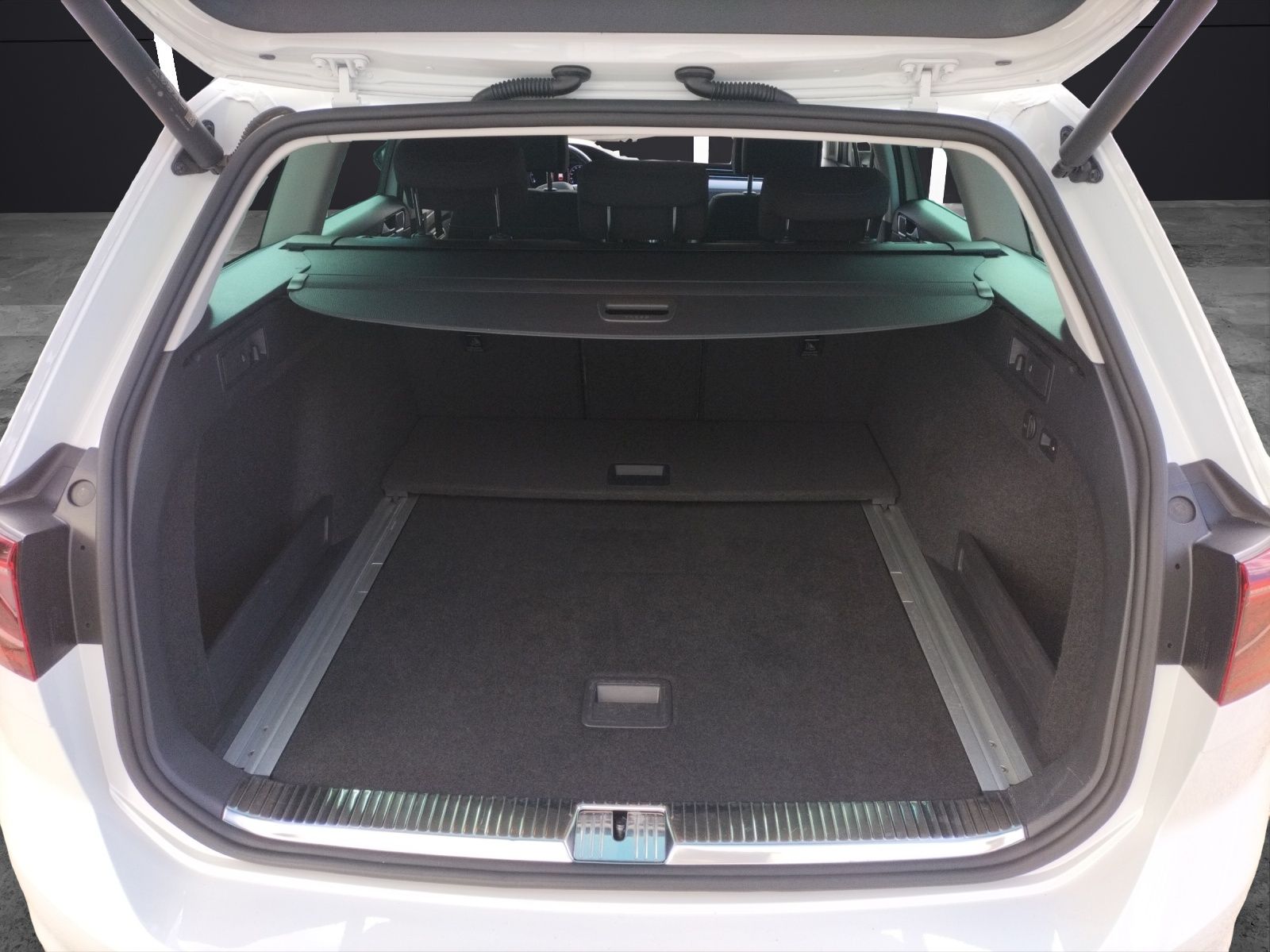 Fahrzeugabbildung Volkswagen Passat Variant TDI Business DSG Matrix AHK Navi