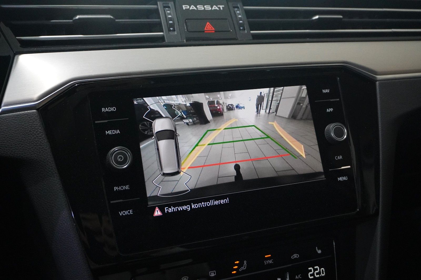 Fahrzeugabbildung Volkswagen Passat VARI. 2.0D R-LINE 4M NAVI/LED/KAMERA/AHK