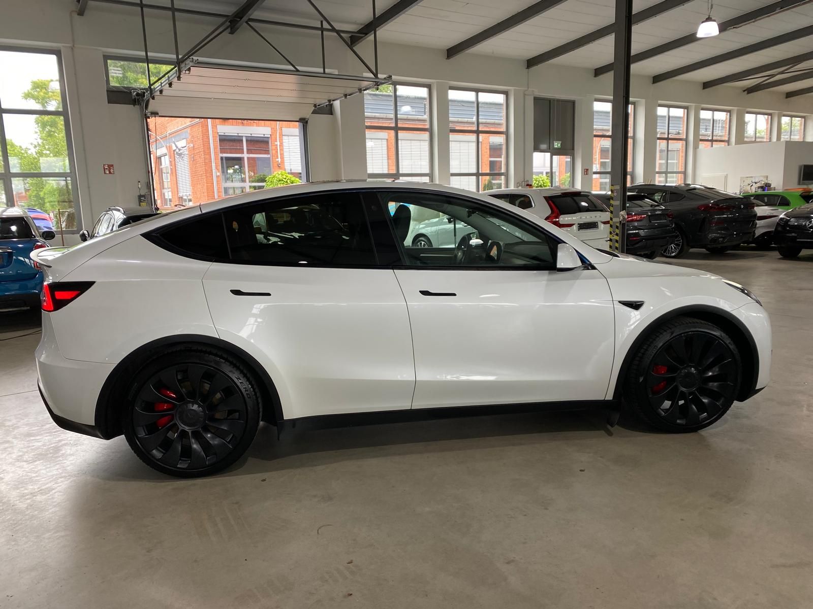 Fahrzeugabbildung Tesla Model Y Performance Long Range Dual AWD/AHK/