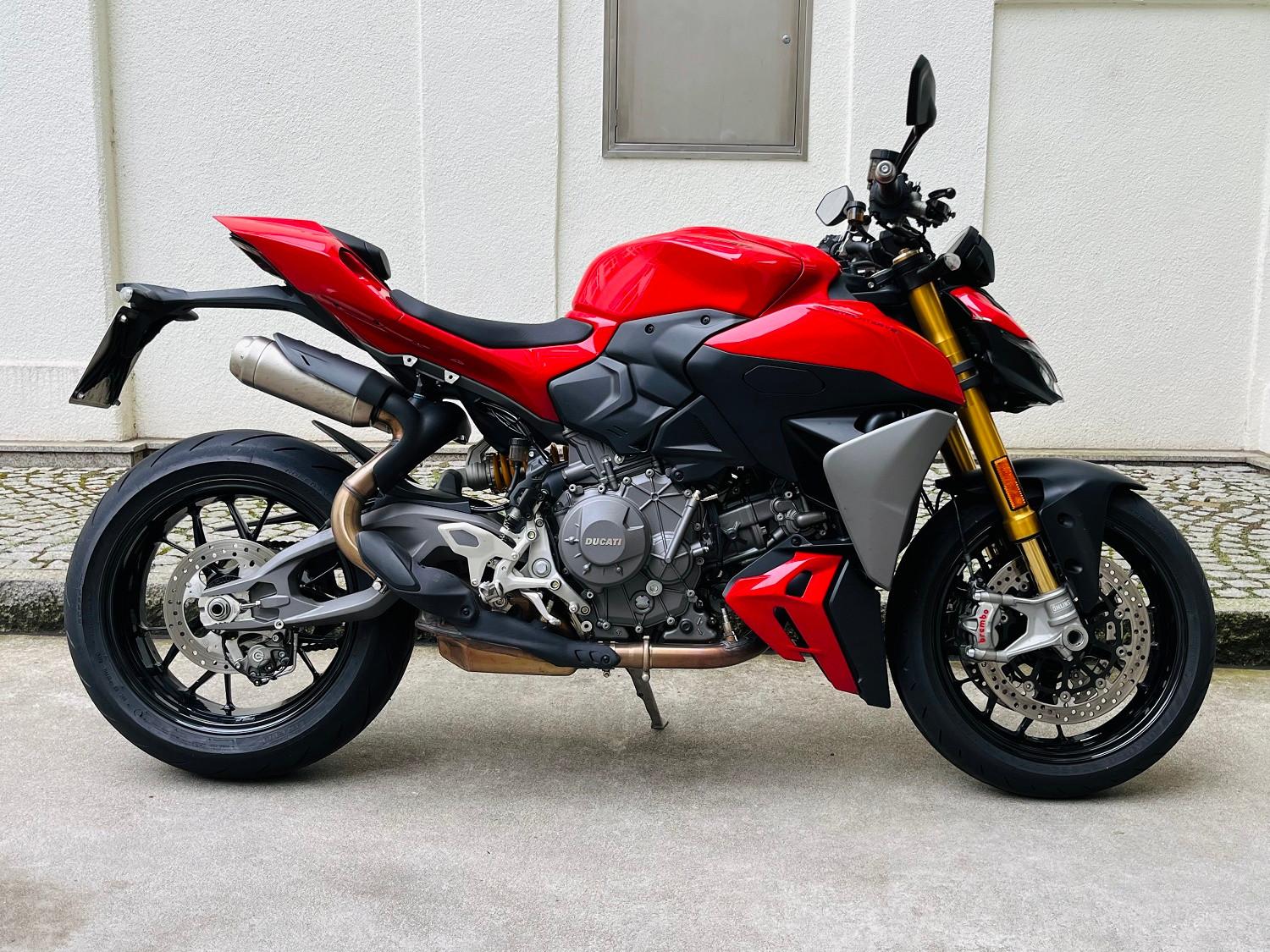 Ducati Streetfighter V2S