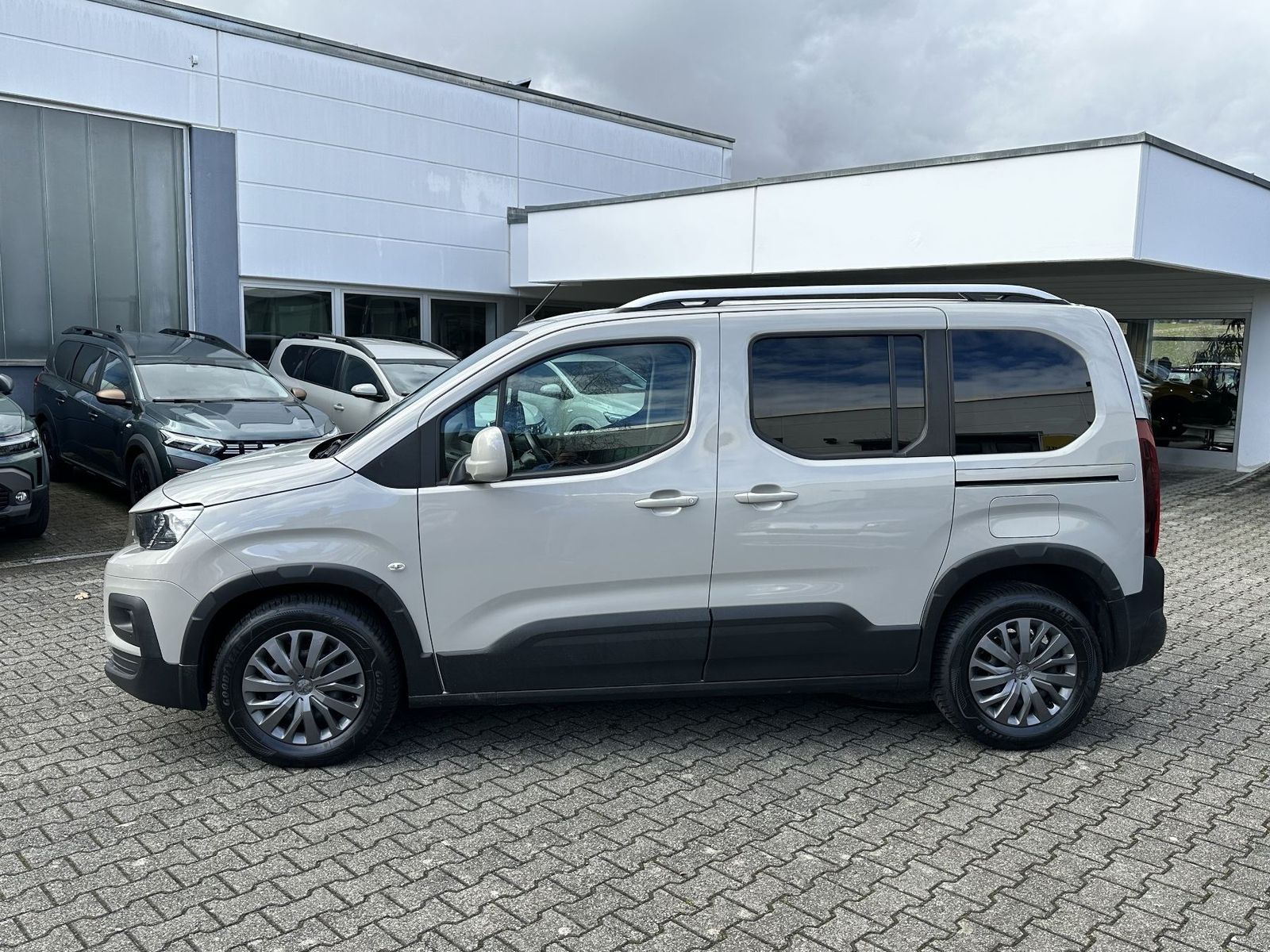 Fahrzeugabbildung Peugeot Rifter 1.2 PureTech 110 Allure L1 S&S