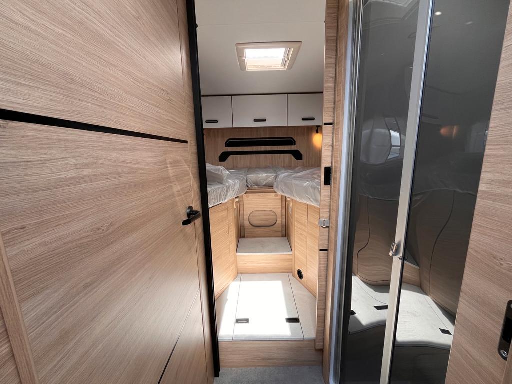 Challenger 317 Ultimate Solar Markise mit Hubbett – Foto 13 von 27