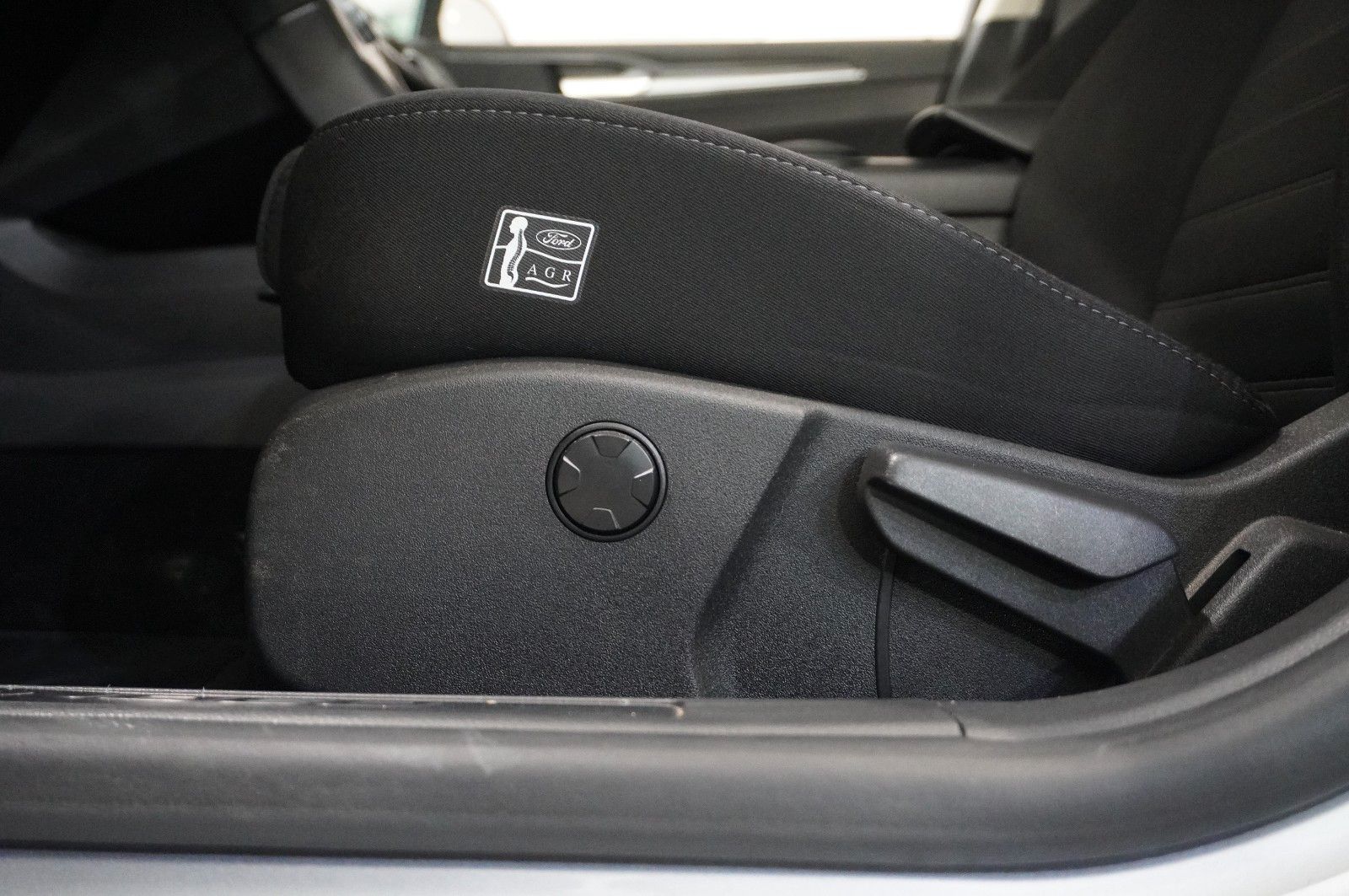 Fahrzeugabbildung Ford Mondeo Turnier 2.0D TITANIUM NAVI/LED/KAMERA/AHK