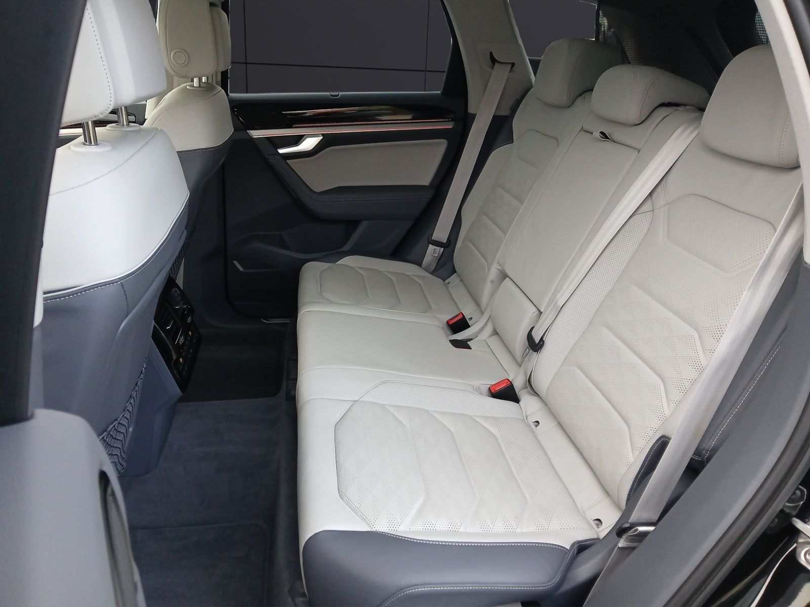 Fahrzeugabbildung Volkswagen Touareg eHybrid Elegance Matrix AHK Pano HUD AID