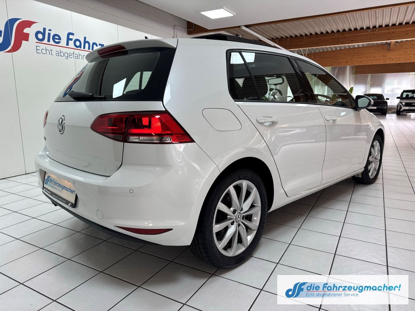 Fahrzeugabbildung Volkswagen Golf 1,4 150PS Highline R-Line Sportpaket Pano X
