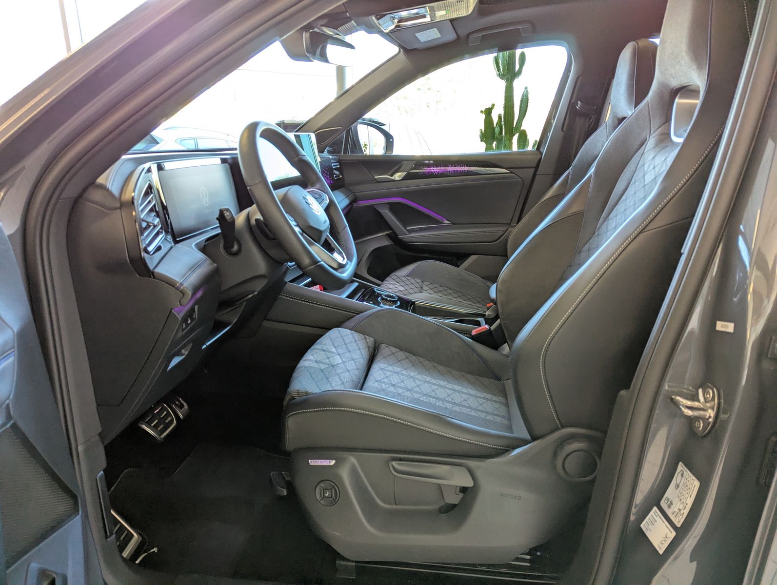 VW Tiguan 2.0TDI R-Line 4M Pano Black AHK Matrix 20 - Image 12