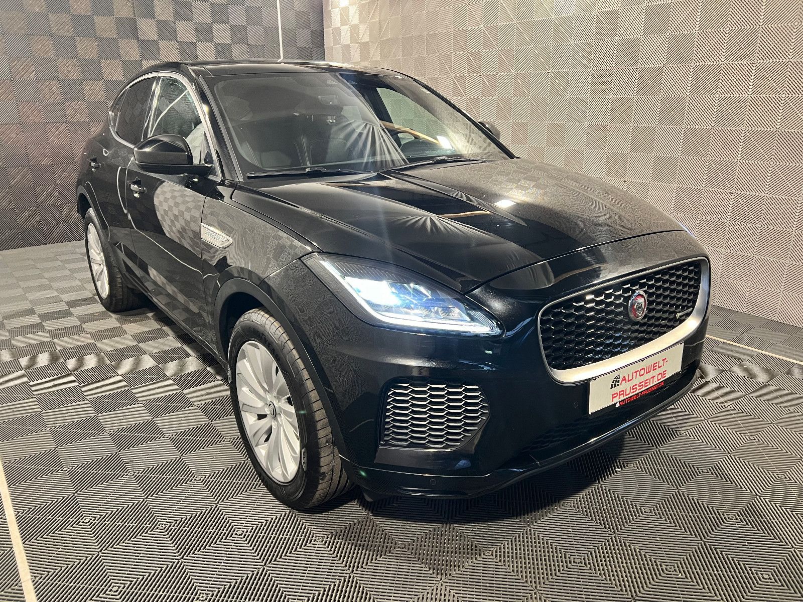 Gebrauchtwagen Jaguar E-Pace E-Pace AWD*R-Dynamic S* LED-ACC-R.KAM-PANO-19" in Horb am Neckar