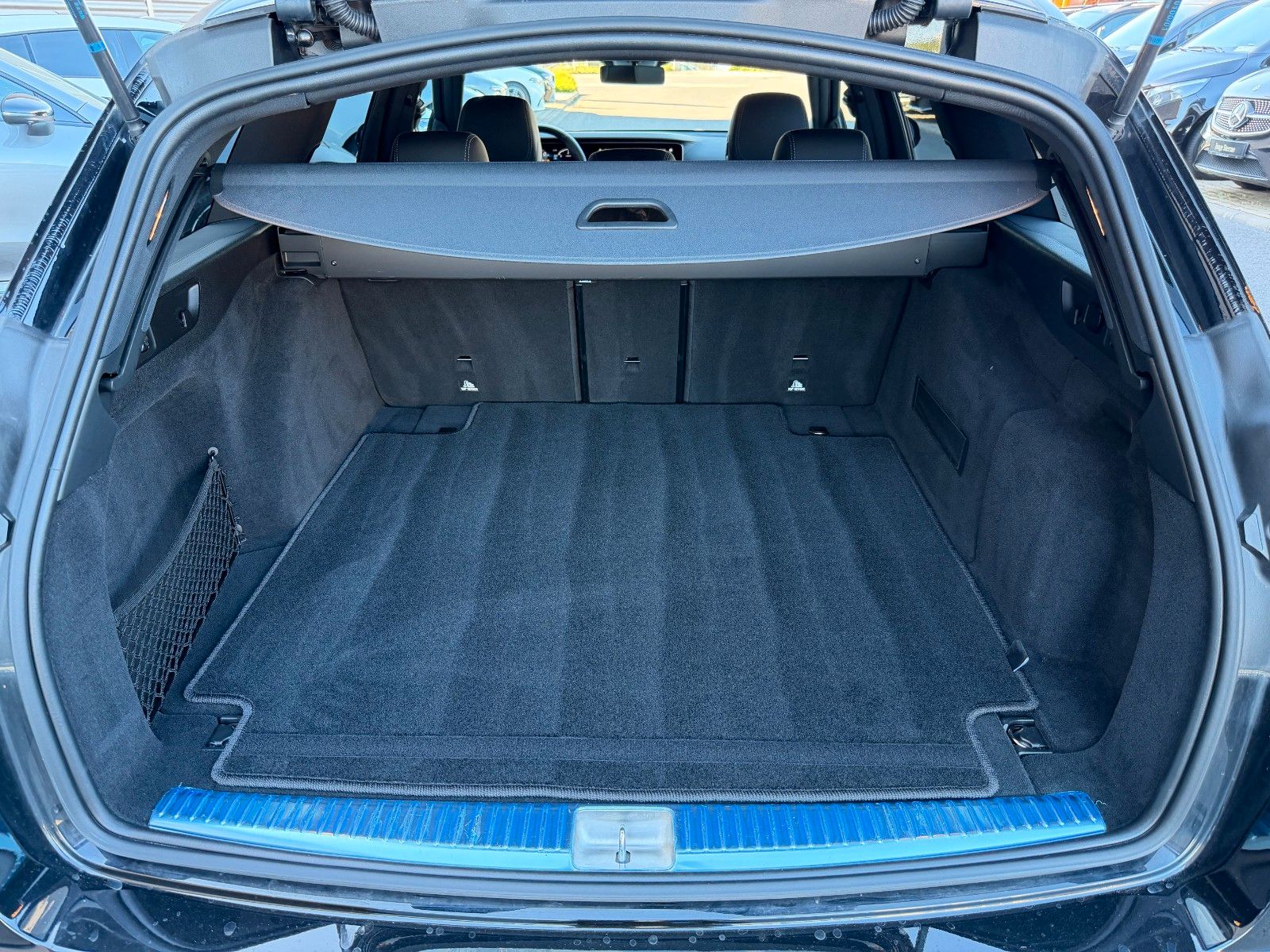 Fahrzeugabbildung Mercedes-Benz E 220d T AMG+Distr+MultiB+AHK+Ambiente+