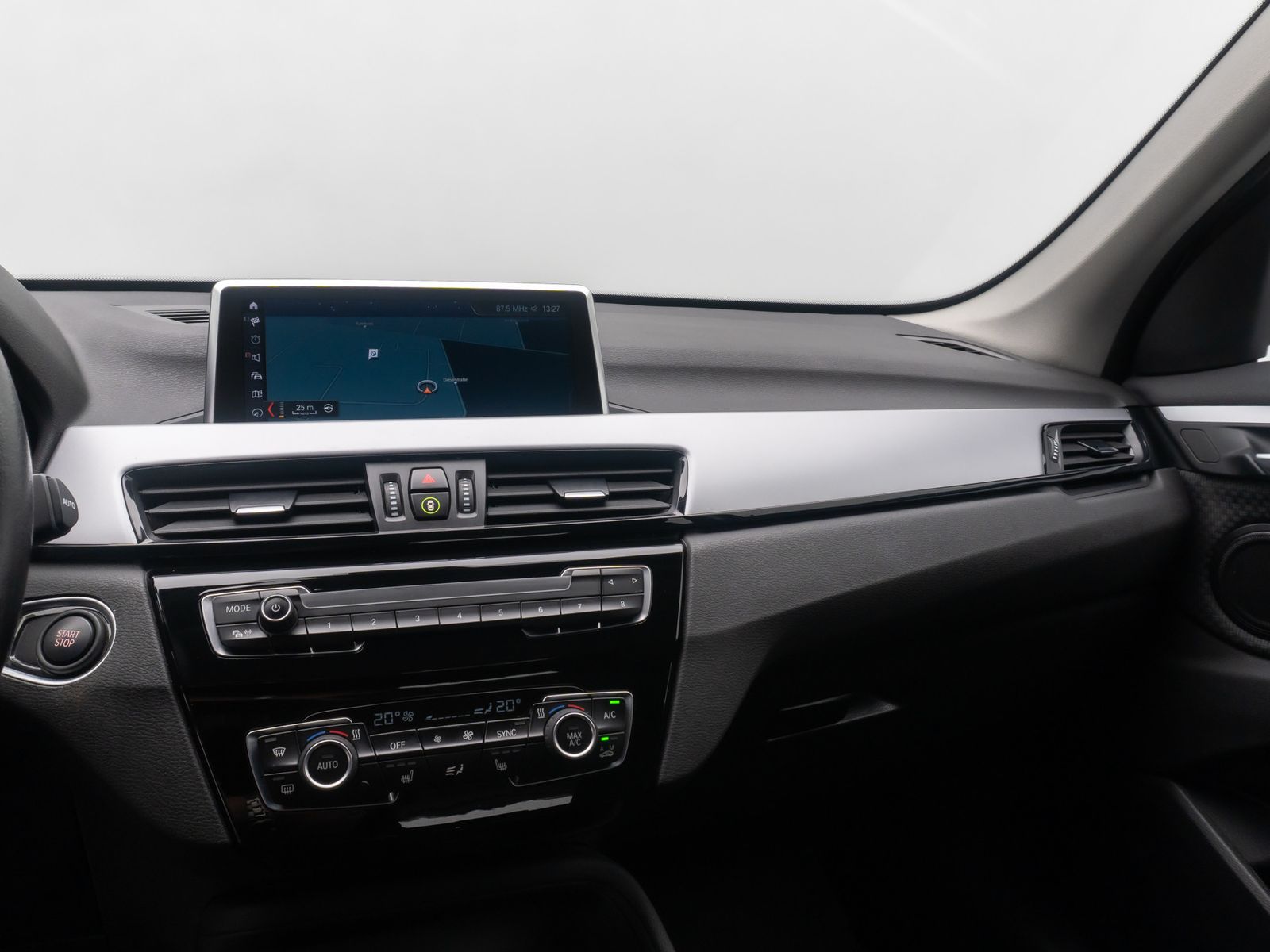 Fahrzeugabbildung BMW X1 xD25e ParkAss GeschwindigReg DAB Lordos Navi