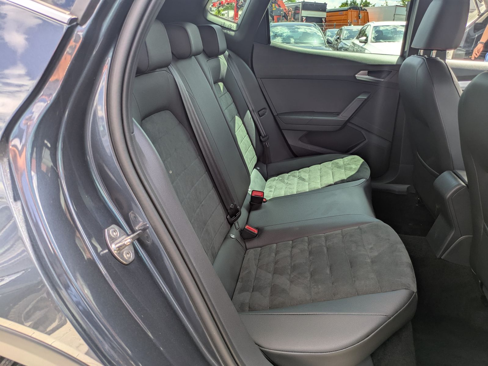 Fahrzeugabbildung SEAT Arona 1.5 TSI FR DSG AHK*ACC*LED*APP*DAB*KAMERA