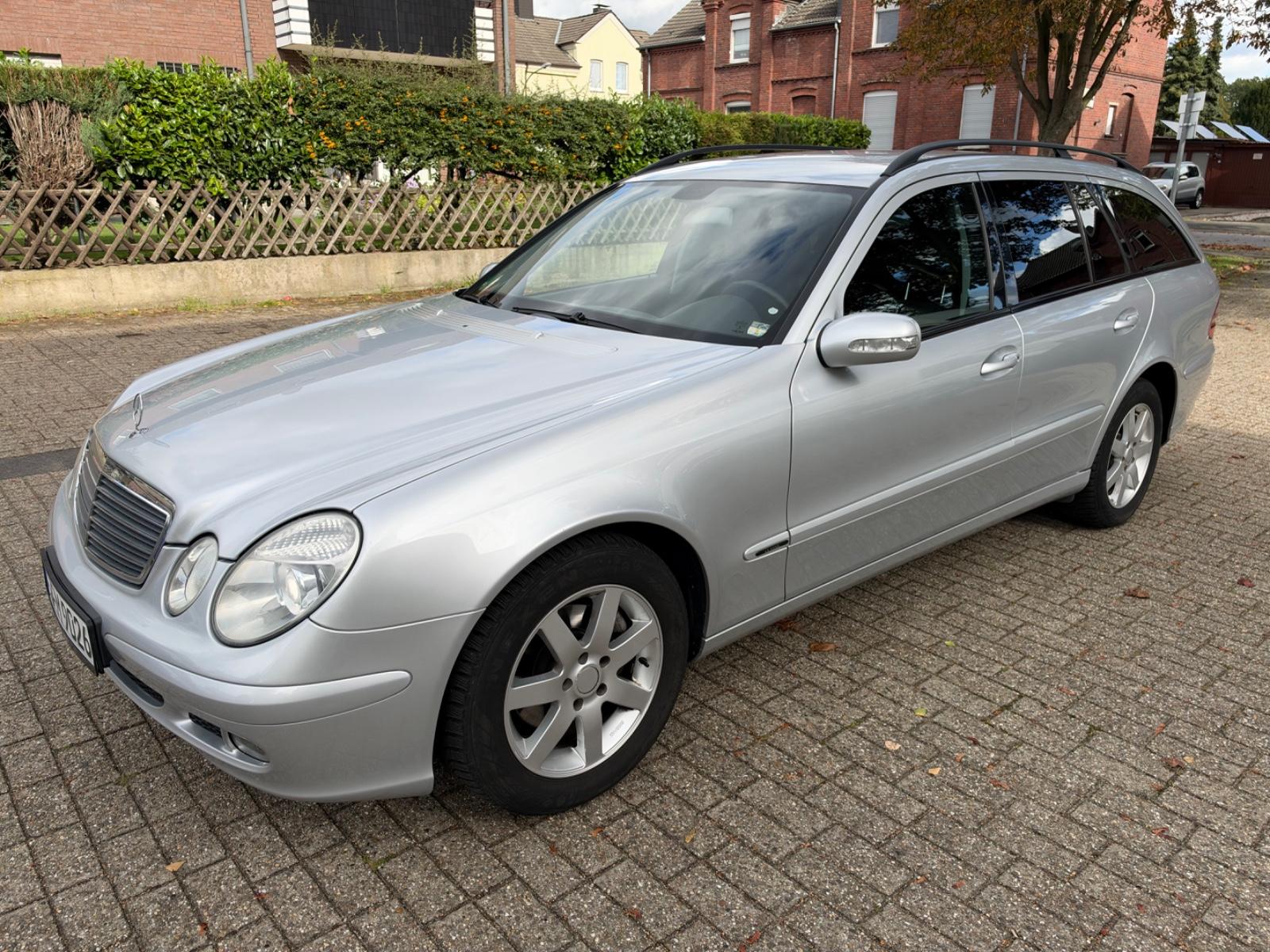 Mercedes-Benz E220 2005 — photo 12