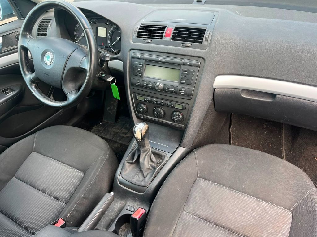 Škoda Octavia Combi 2.0 TDI PD DPF Elegance - Bild 7