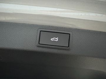 Fahrzeugbestand 29 Skoda Karoq Sportline 1.5 Matrix+AHK+Panodach+Kamera