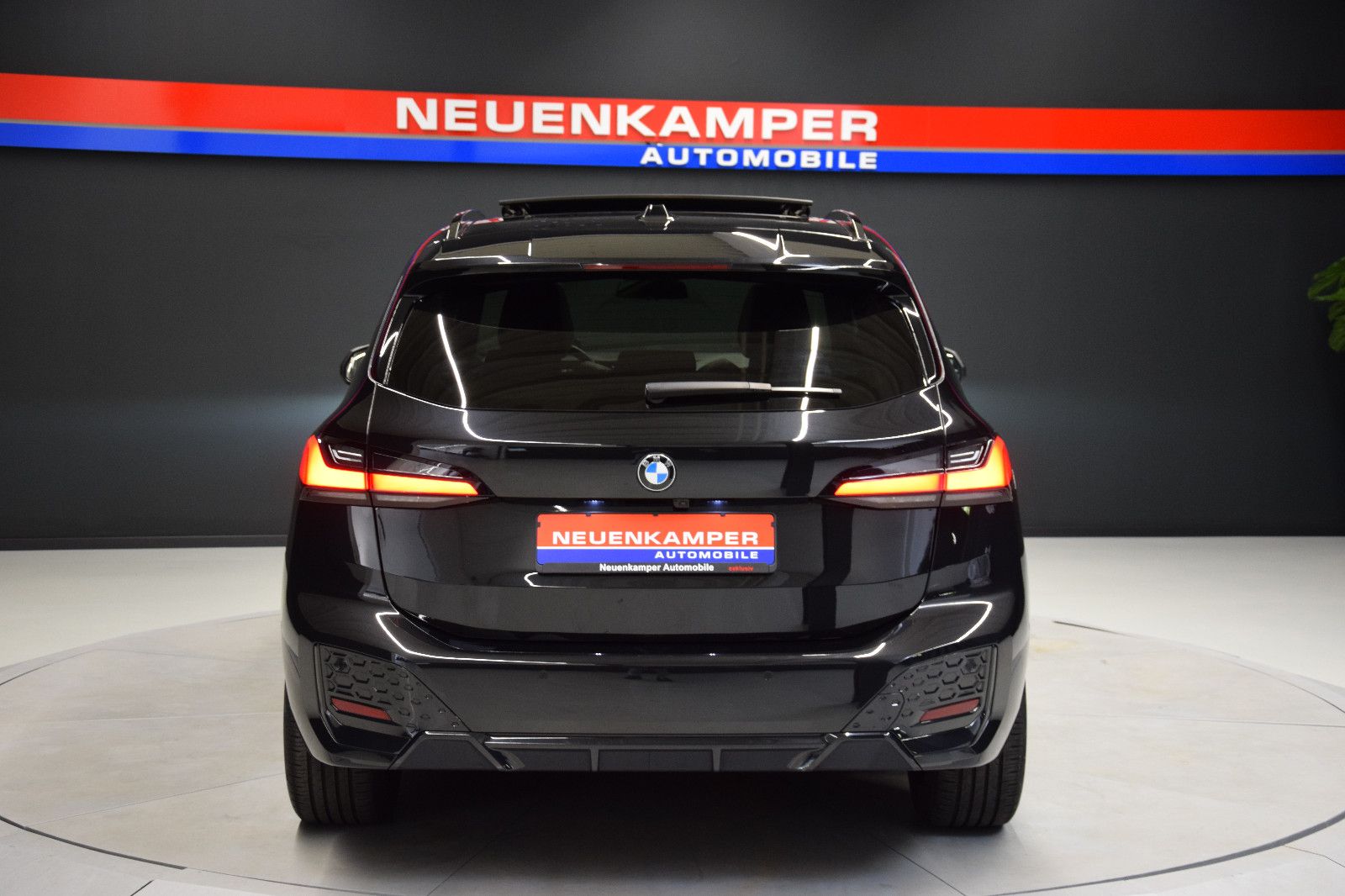 Fahrzeugabbildung BMW 218i Active Tourer M Sport Pano HuD ACC h/k