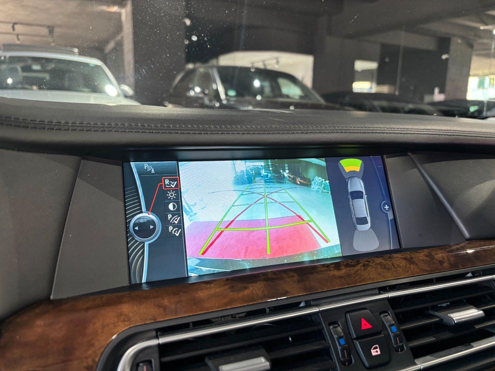 Fahrzeugabbildung BMW 760i L V12/MASSAGE/MEMORY/HUD/SCHIEBEDACH/KAMERA
