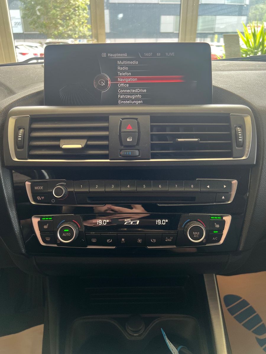 Fahrzeugabbildung BMW 120 i M Sport Paket * NAVI * SITZHEIZUNG *