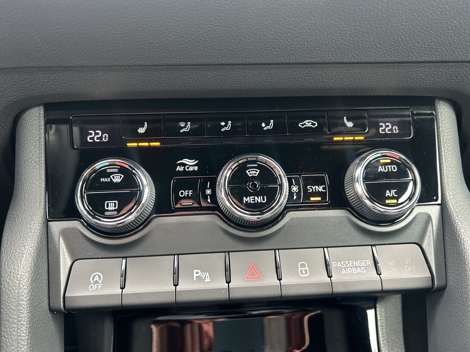Fahrzeugabbildung SKODA Karoq TSI Sportline 4x4 AHZV MATRIX RFK ACC NSW