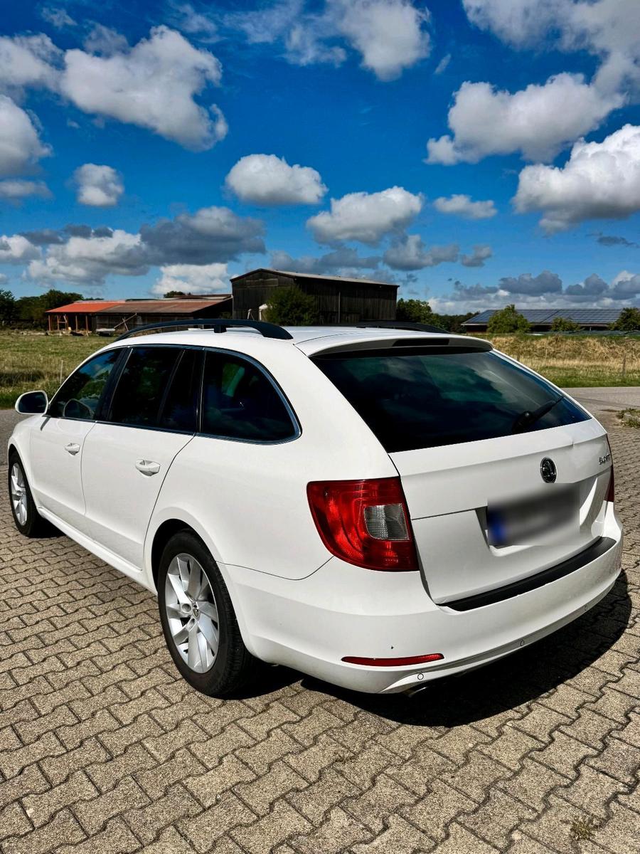 Skoda Superb 2012 — interior