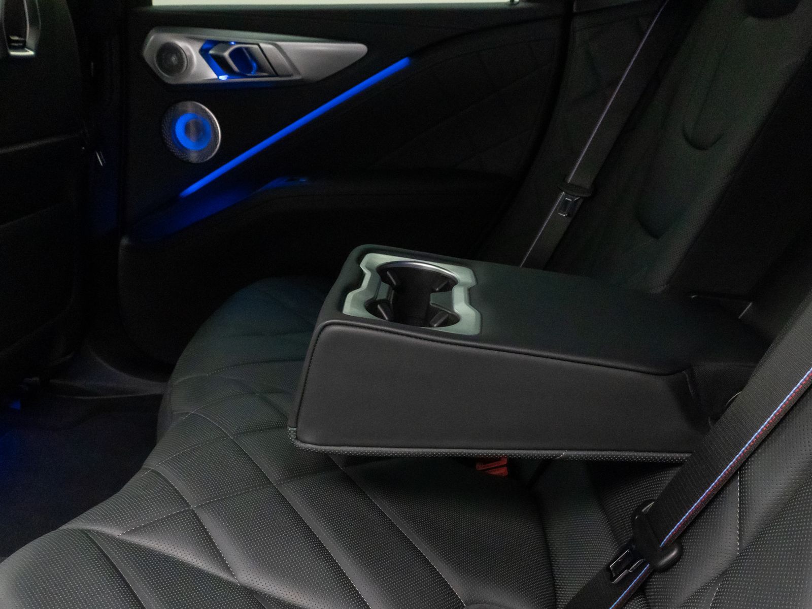 Fahrzeugabbildung BMW XM 360° HUD DAB B&W Massage SoftCl AHK 23Zoll