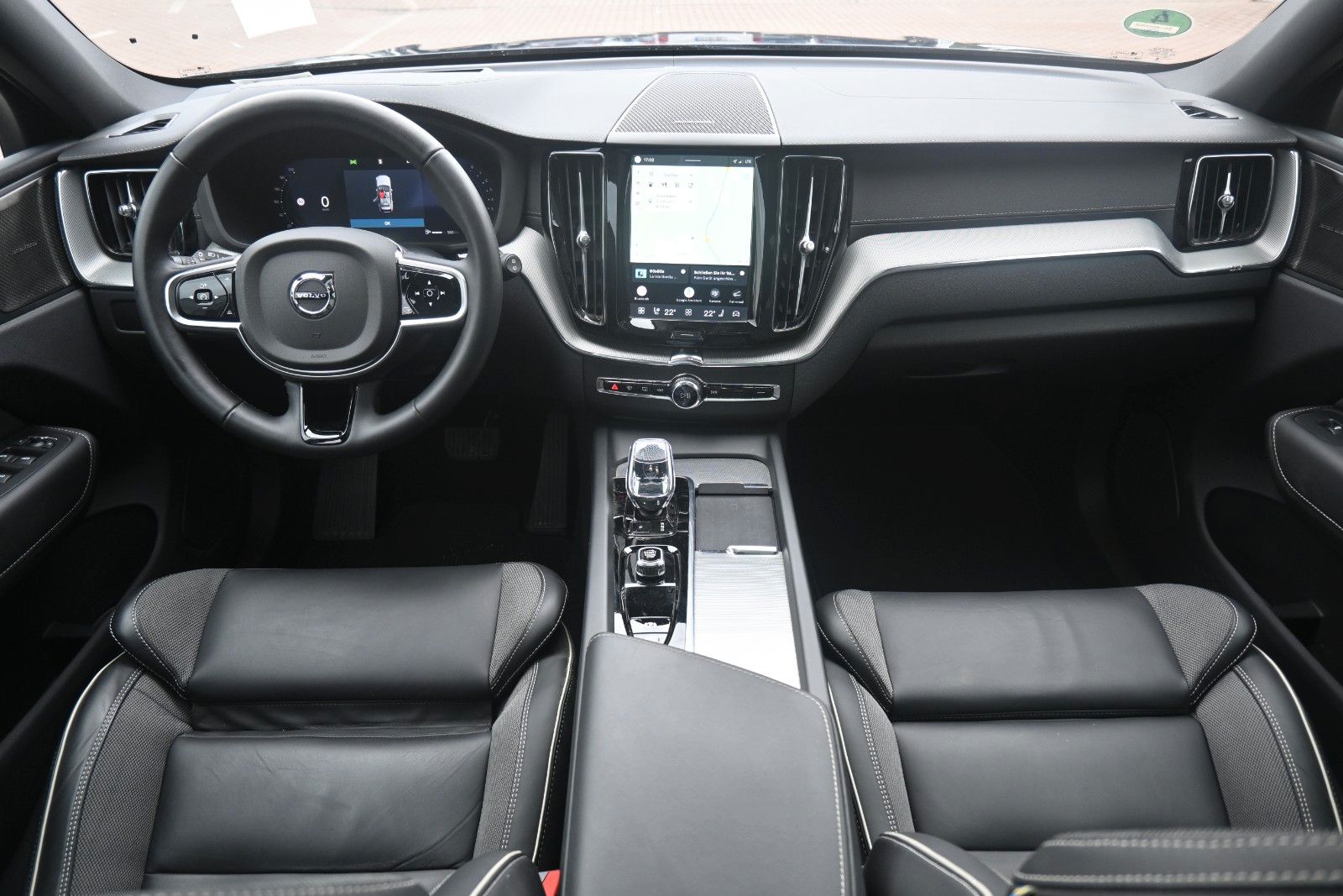 Fahrzeugabbildung Volvo XC60 B5 AWD Ultra Dark*PANO*LUFT*360°*ACC*AHK