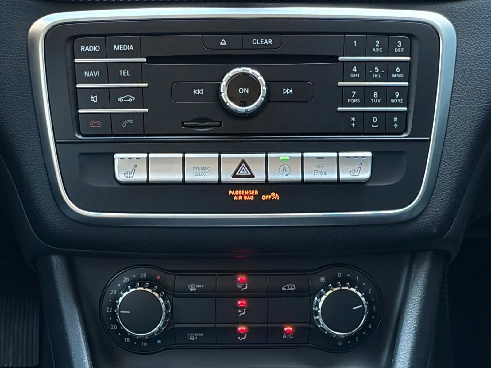 Fahrzeugabbildung Mercedes-Benz GLA 180 Urban Edition SHZ TEMP CAM NAVI BT LED