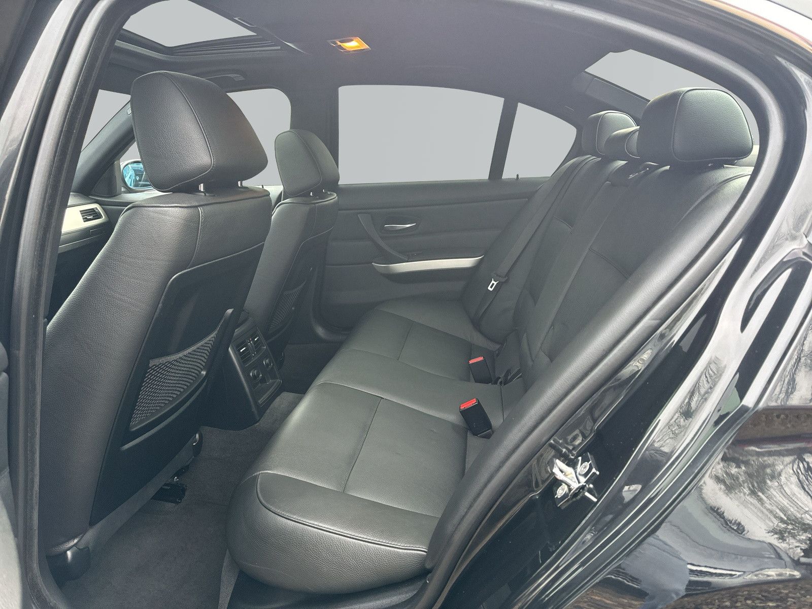 Fahrzeugabbildung BMW 330i Lim. /Navi./Xenon/PDC./Schiebedach/Tempomat